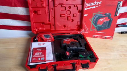 Milwaukee M12 Green Cross Line and Plumb Points Laser Kit