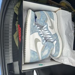 Jordan 1 Hyper Royal