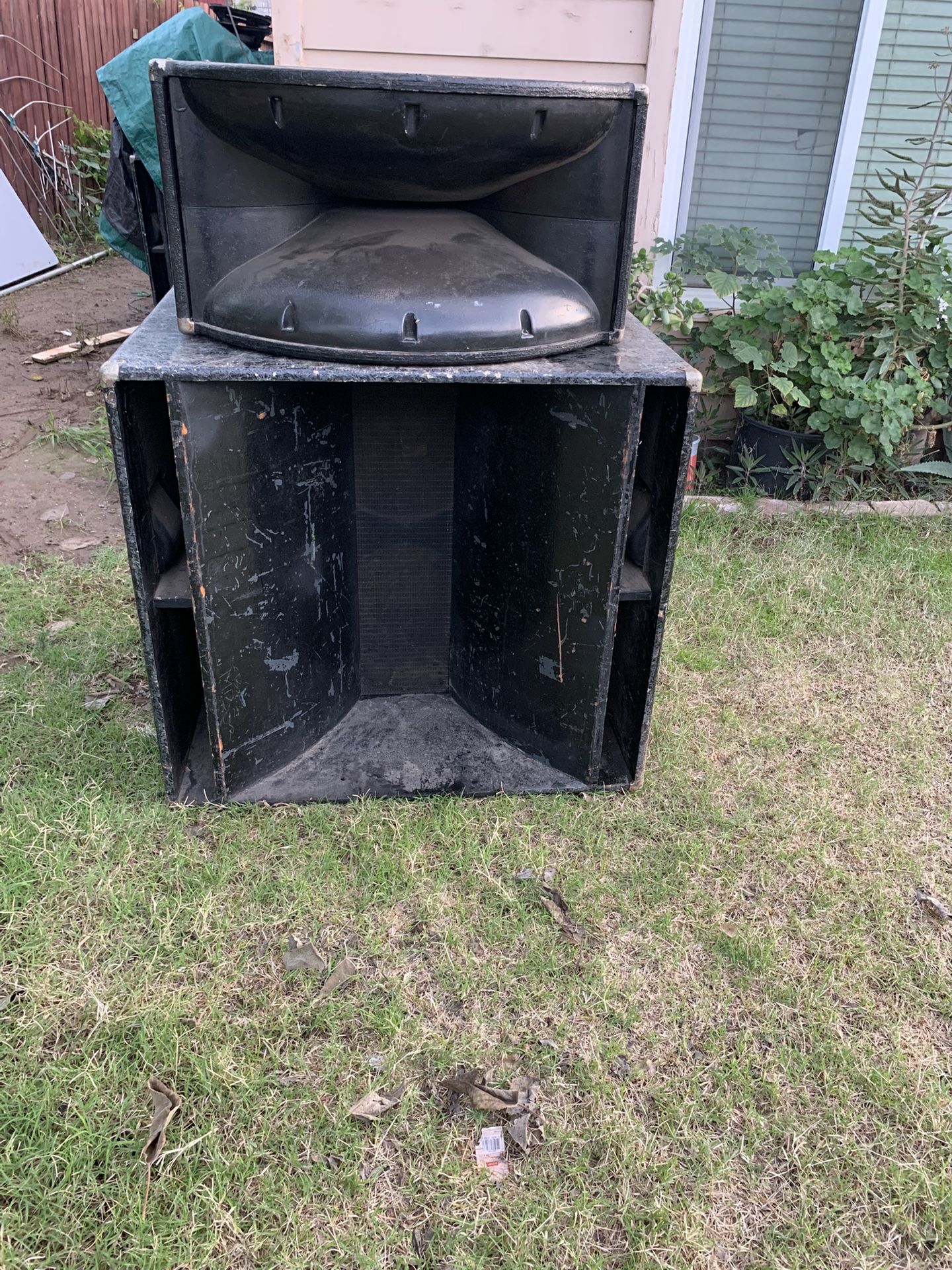 Stanley Scream 15 Inch duel, Cabinet Folded Horn And Peavey Twitter in total I got four boxes