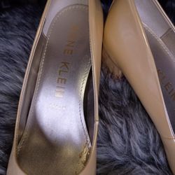 
Anne Klein Peep Toe Heels Size 8.5 Nude Patent Leather Chunk Block Heel Classic Dress Shoe
