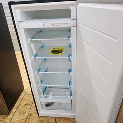 NEW 56-in High Vissani
7.1 cu. ft. Upright Freezer or Refrigerator Depending on Setting Garage Ready