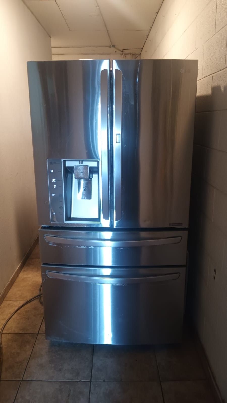 L G. REFRIGERATOR EVERYTHING GOOD