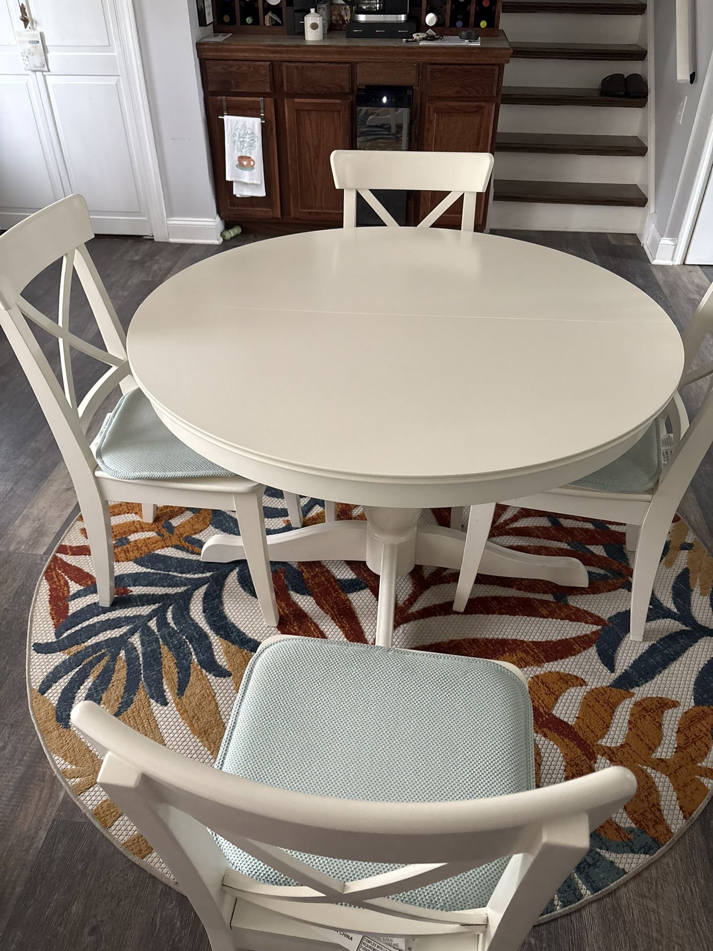 Expandable Dining Table Set – 4 Chairs, Excellent Condition!