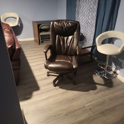 Office Chair And Desk 