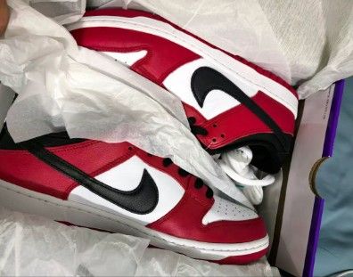 Low-top sneakers