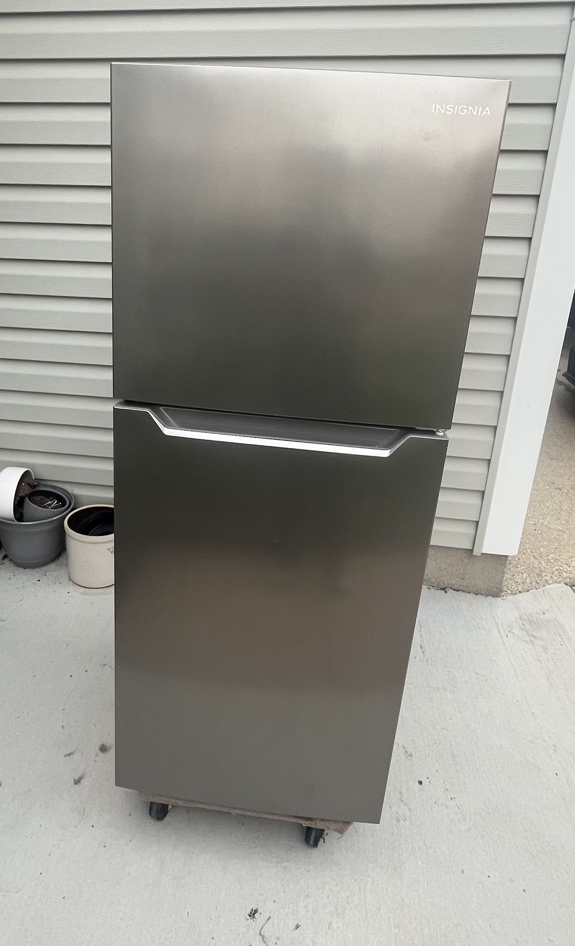 Insignia™ - 10 Cu. Ft. Top-Freezer Refrigerator with Reversible Door and ENERGY STAR Certification - Stainless Steel Look