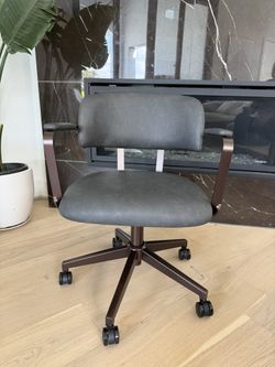 Brand New Modern Office Chair – 360° Swivel, Adjustable Height, Padded Arms