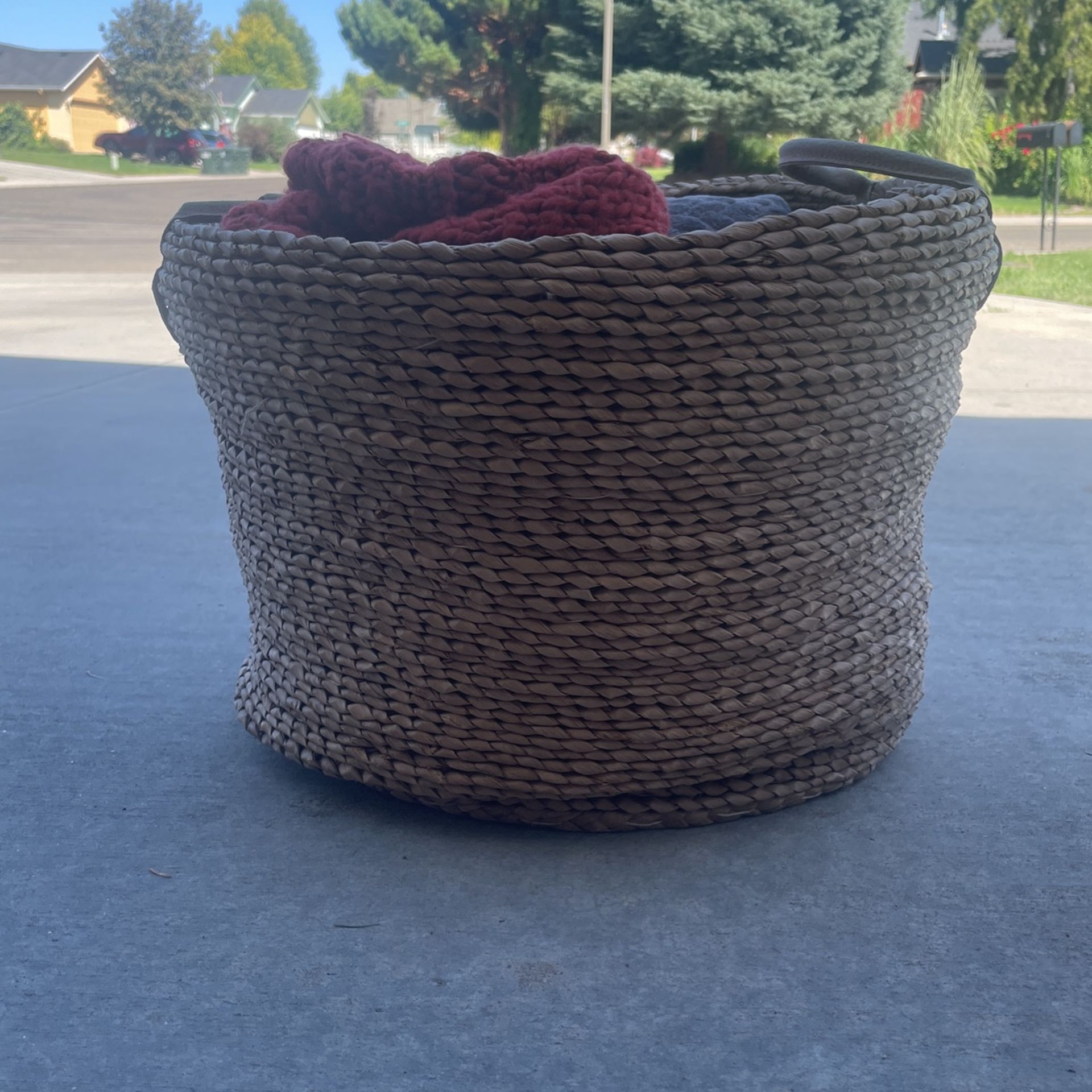 Whicker Basket With 2 Throws