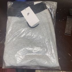 Large Men’s Nike Tech Fleece Pants
