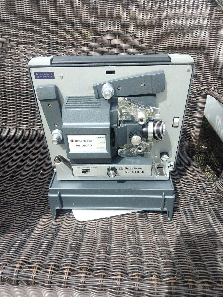 Bell HoWell AUTLoad SUPER 8 MOVIE PROJECTOR MODEL 357B USED
