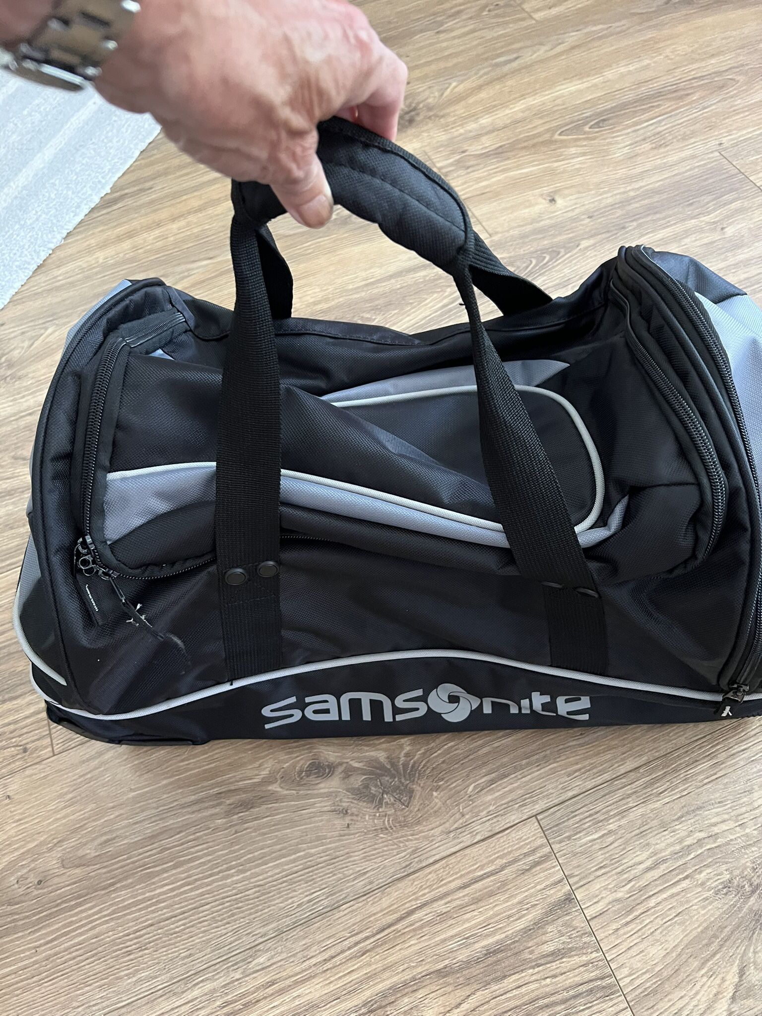 Samsonite 2 Wheeled Rolling Duffel Bag External Grab Handles, Locking Pull Handle End Dimensions:22” x 12.5” x 12” Weight: 5.07 Lbs in Great Condition