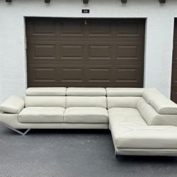 🛋️ Sectional Couch/Sofa - Modern Design - Delivery Available 🚛