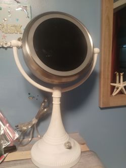 Light up makeup mirror