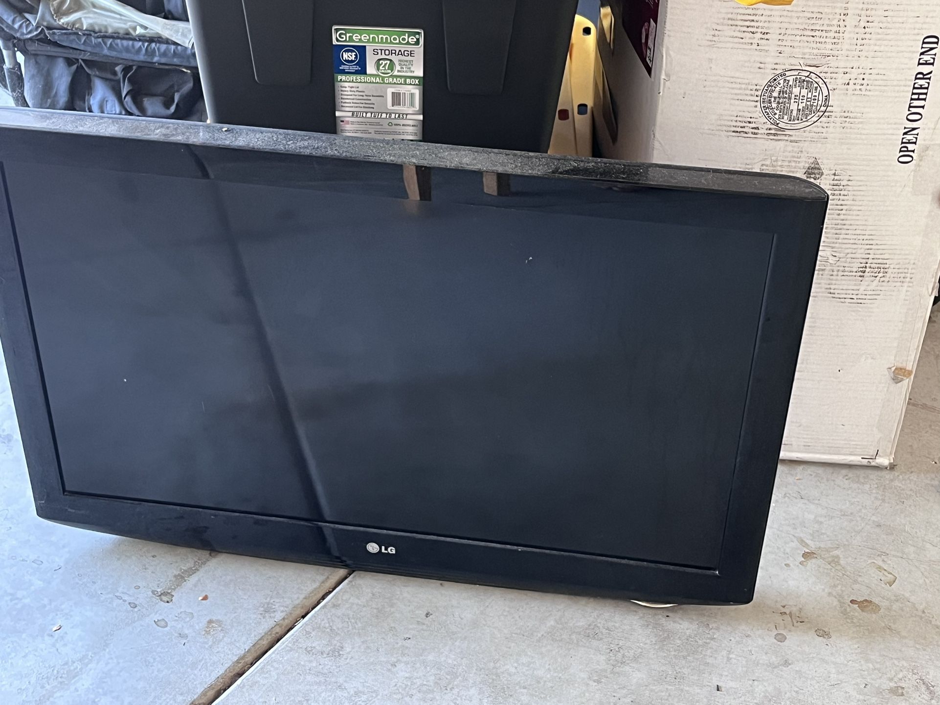 LG 32 Inch Screen With Stand.
