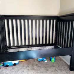  Convertible Crib with Dresser/ Changing Table 