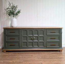 FREE DELIVERY! Newly Refinished Extra Large Dresser (Drexel)