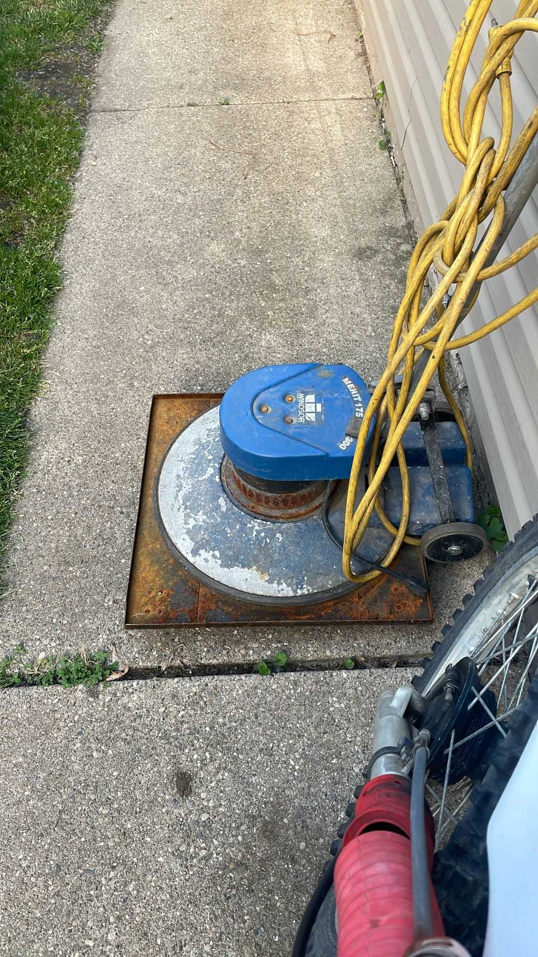 Floor buffer with two extra pads