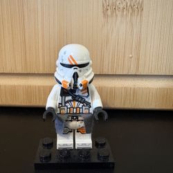 LEGO Clone Airborne Trooper, 212th Attack Battalion (Phase 2) - White Arms, Dirt Stains, Dark Bluish Gray Cloth Kama, Nougat Head