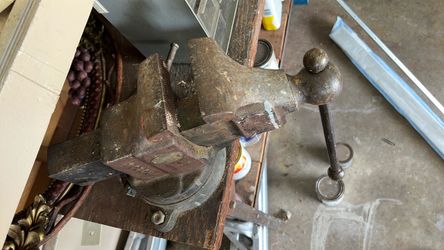Heavy Duty Cast Iron Bench Vise