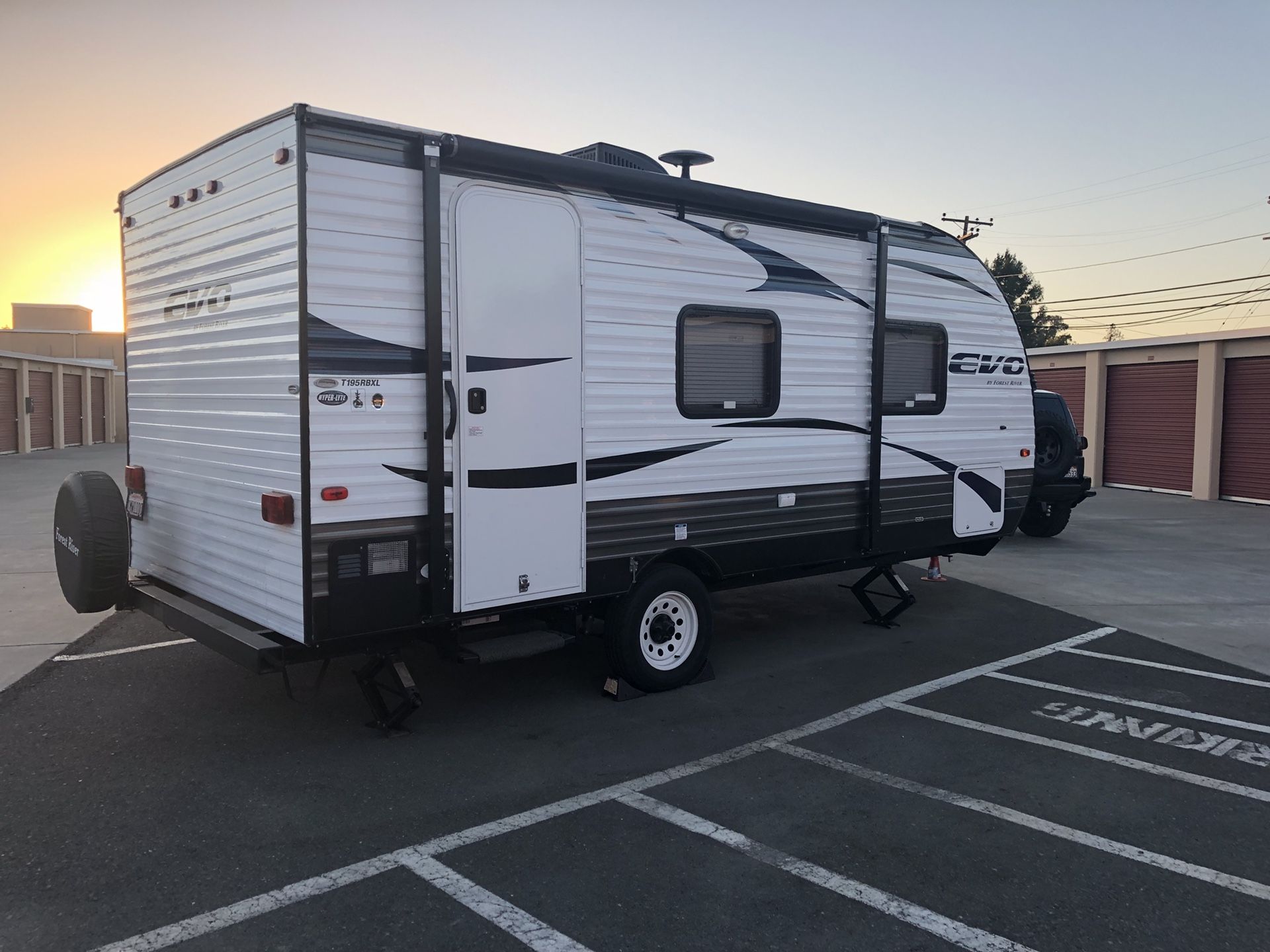 CAMPER RV TRAILER