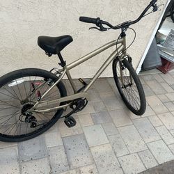 Huffy 7 speed beach cruiser 26 wheels like new.