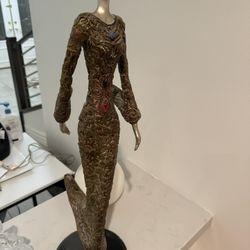 women statue for table decor 