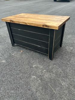 Primitive coffee table with 2 tier storage