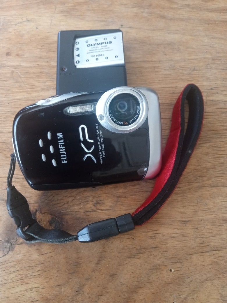 FUJIFILM FINEPIX XP10 DIGITAL CAMERA 2.7" LCD 5X OPTICAL ZOOM 12 MEGAPIXELES TESTED WORKING GREAT