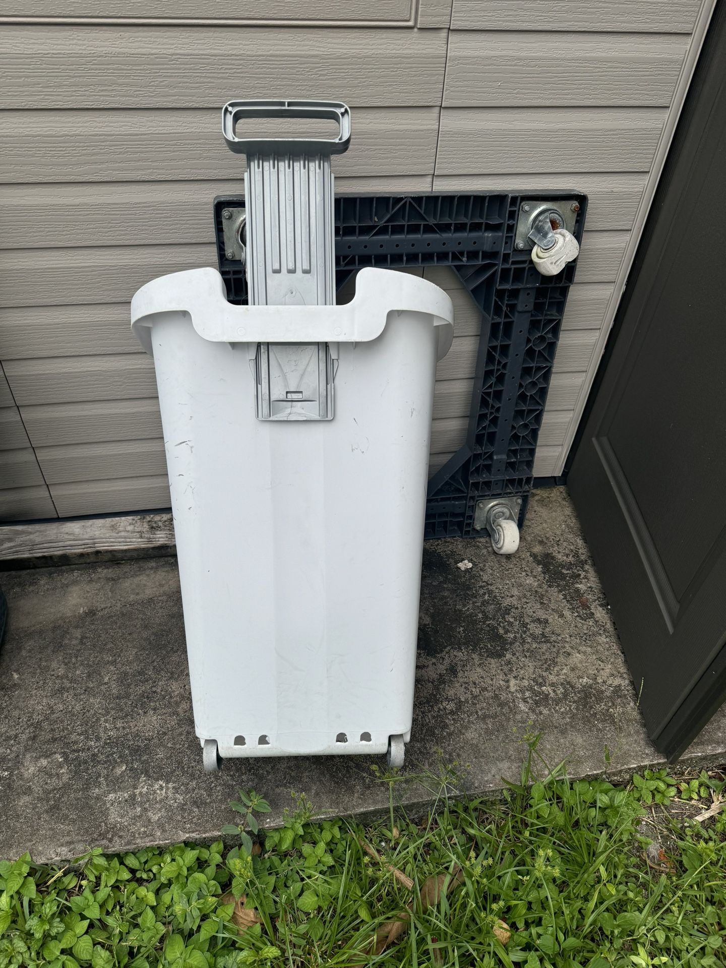 Used Laundry Basket 10 for Sale in Pompano Beach, FL OfferUp