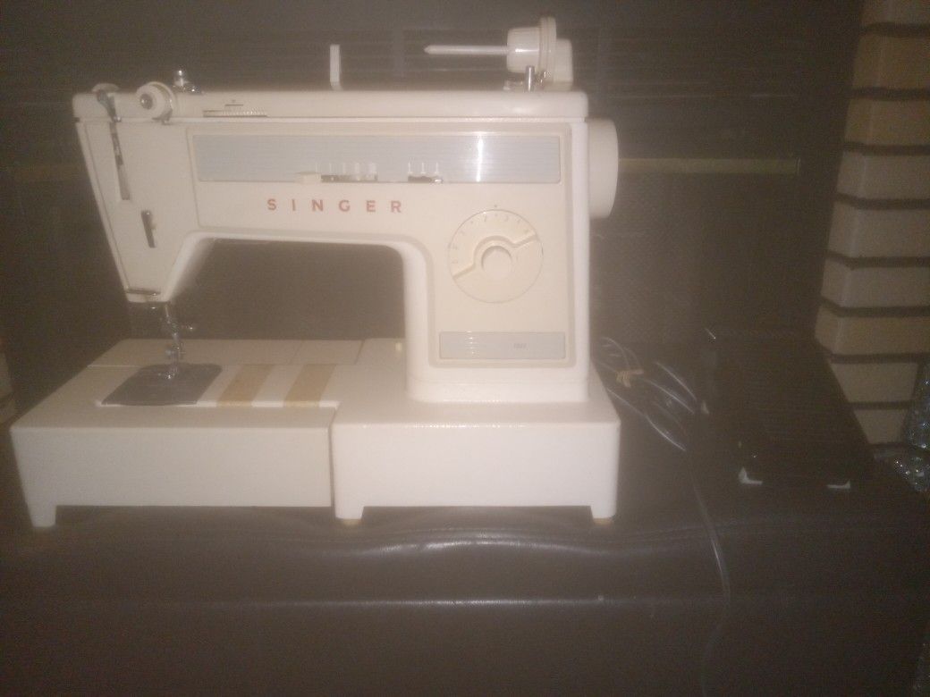 Singer 1022 Sewing Machine With Pedal