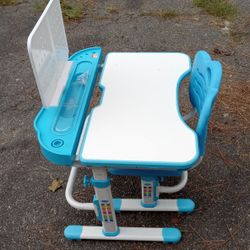 SIMBR Adjustable Kids Desk And Chair Set 