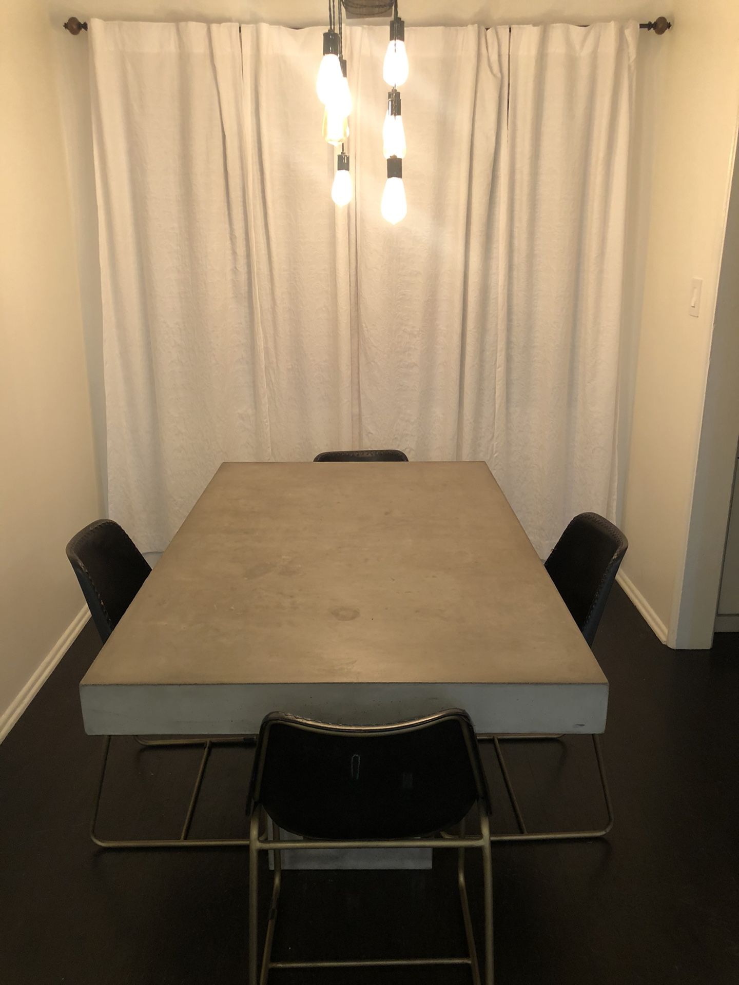 Dinning room table + chairs