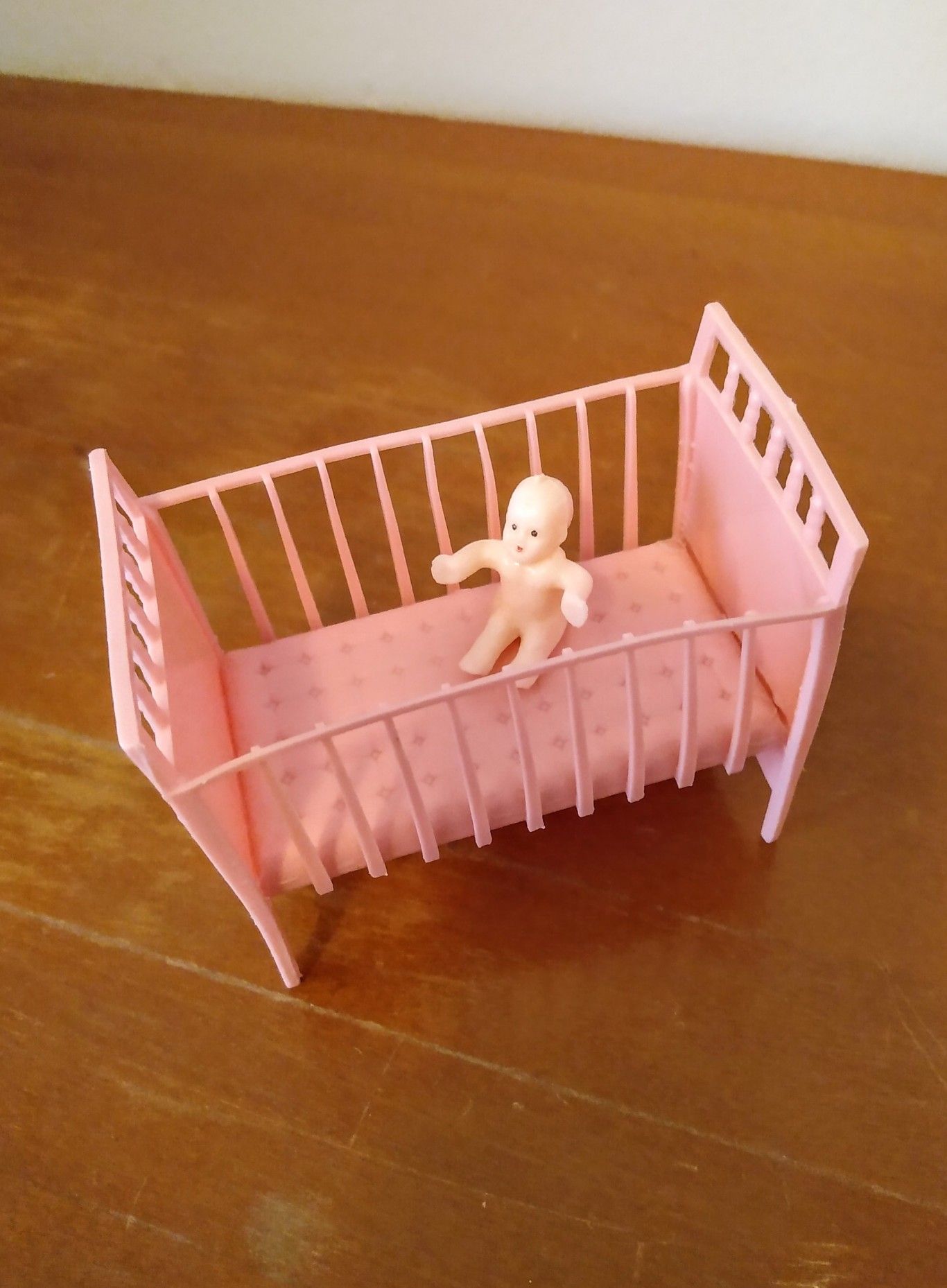1963 MULTIPLE PROJECTS INC. VINTAGE NURSERY PINK BABY BED DOLLHOUSE FURNITURE + VINTAGE NURSERY BABY