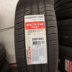 225/45/19 Kumho