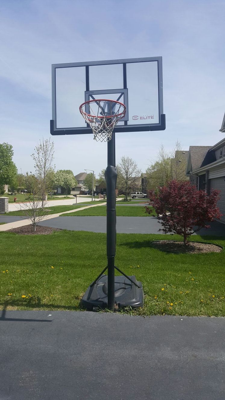 Lifetime basketball hoop from Dick's. Model 71284.
