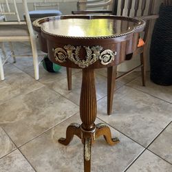 Mahogany Clover End Table Stand 