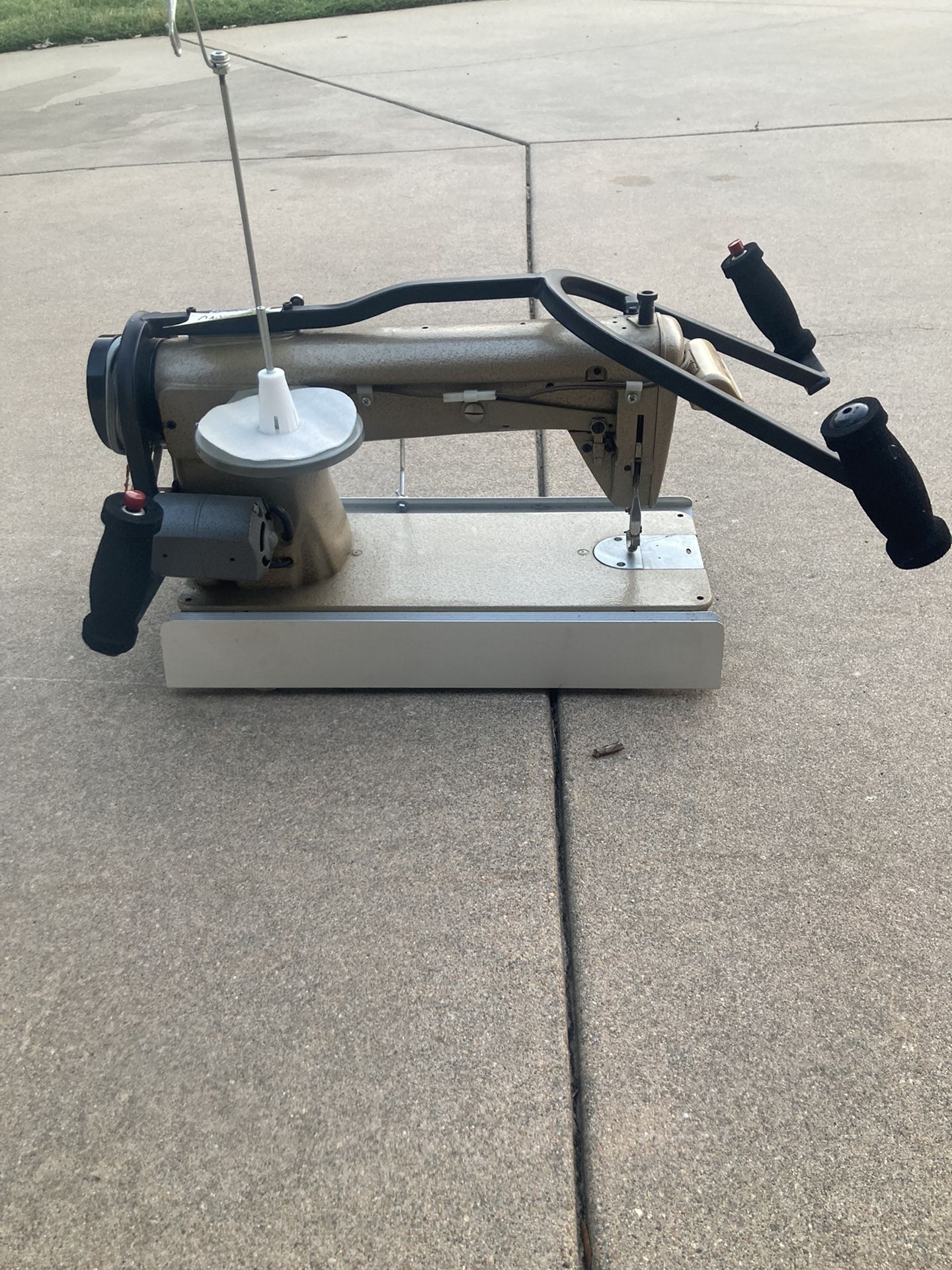 professional long arm quilting machine with 12’ tracks, base and spool pins