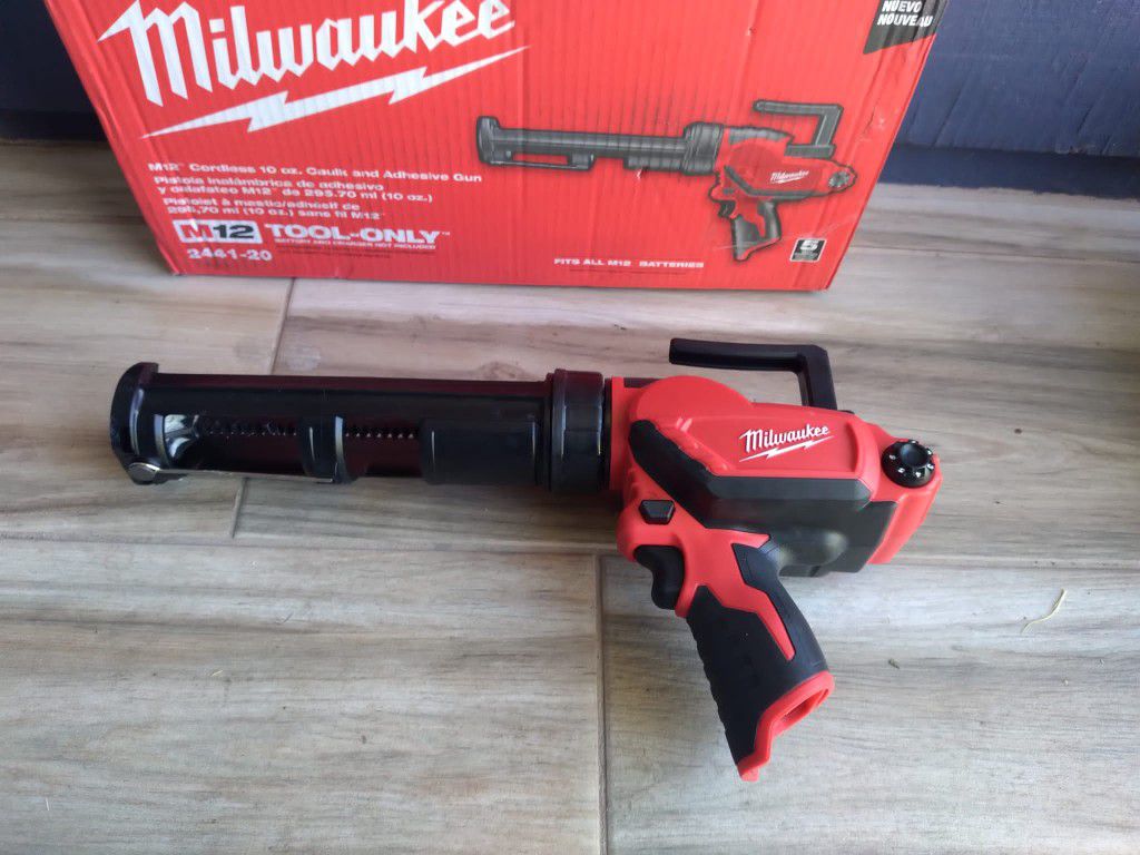 Milwaukee Cordless Caulk and Adhesive Gun