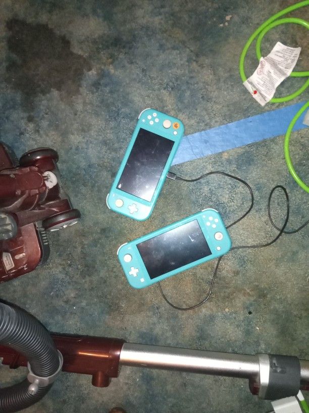 2 Nintendo Switches