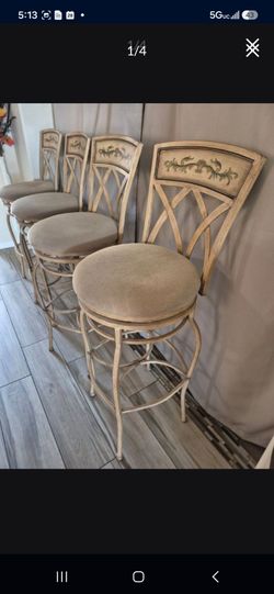 4 Bar Stools Excellent Condition