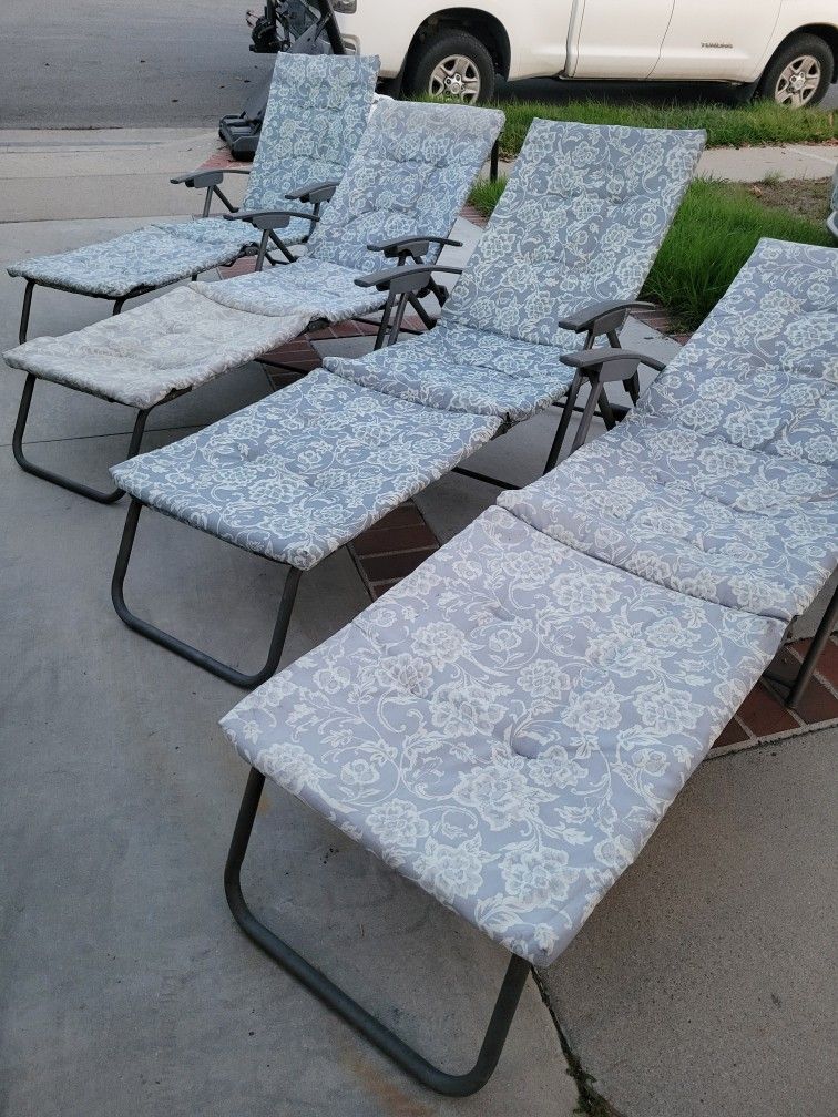 Set Of Four (4) Reclineable Patio Backyard Outdoor Patio Pool Reclining Cushioned Chairs Seats Recliners