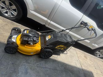 Dewalt 21 in. 163cc Briggs and Stratton 725Exi Engine Rear Wheel Drive 3-in-1 Gas Self Propelled Walk Behind Lawn Mower like new