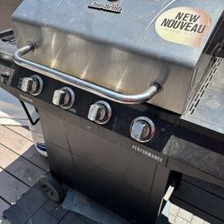 Must Go!! - End of summer special.  Char-broil Grill with Propane Tank Included