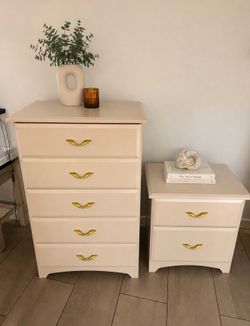 Beautifully Refinished 2-Piece Dresser Set and end table $190