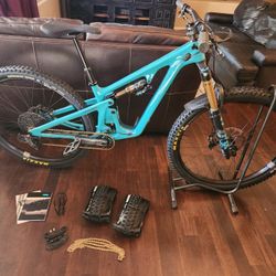 Small Carbon 2025 Yeti SB140 Lunch Ride Full Suspension Mountain Bike