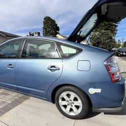 2008 Toyota Prius • Excellent Condition • Backup Camera • New Wheels