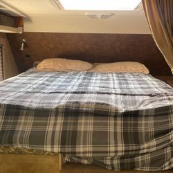 2012 Lance Model 855s Truck Camper