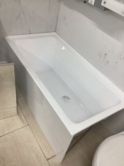 60” x 30” alcove tub available in right drain and left drain, available for pick up