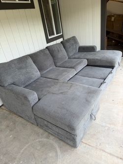 Sectional couch from living spaces Make me an offer