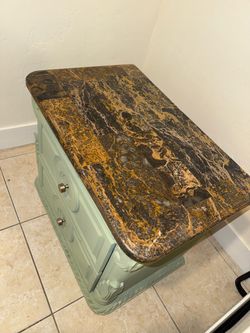 Nightstand Vintage Marble Top Nightstand with Carved Details/ parejas de mesita